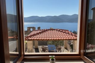 Casa bifamiliare in pietra con vista panoramica sul mare