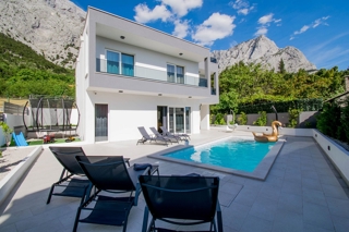 Villa con piscina e vista mare