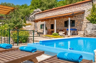 Casa con piscina immersa nella natura