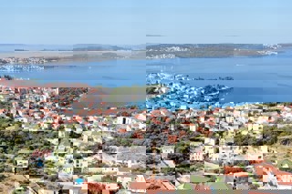 Terreno con vista mare e permesso di costruire una villa