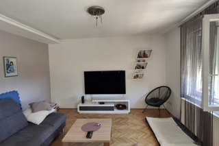 Appartamento con tre camere da letto, garage e posto auto