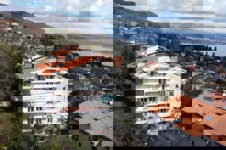 Appartamento con una camera da letto con vista mare
