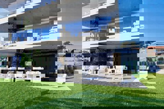 Due appartamenti con vista mare in un edificio nuovo