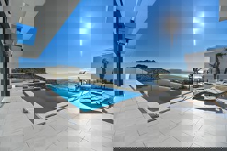 Villa moderna con piscina e vista spettacolare