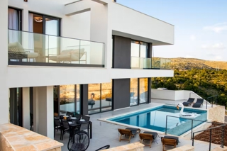 Villa moderna con piscina e vista spettacolare