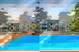 Moderna casa unifamiliare con piscina e atrio