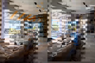 Una spaziosa tenuta con una villa moderna in un ambiente tranquillo