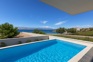 Villa moderna in prima fila sul mare