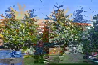 Casa con due appartamenti in posizione tranquilla a Lussinpiccolo