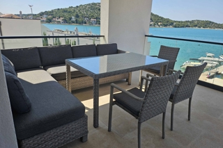 Appartamento con tre camere da letto vista mare