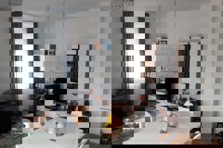 Moderno appartamento con due camere da letto e ampia terrazza in un edificio di recente costruzione