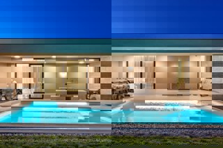 Villa di design con piscina e vista mare