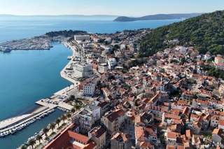 Attività di ristorazione in prima fila sul mare nei pressi di Spalato