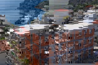 Appartamento con due camere da letto e vista mare in un nuovo edificio