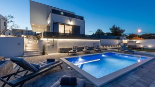 Villa moderna con vista mare