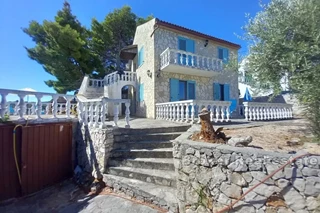 Casa in pietra con vista mare