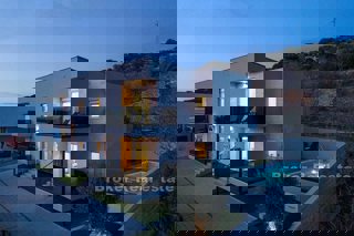 Proprietà moderna con tre appartamenti