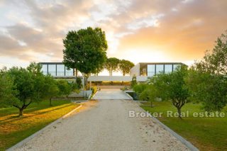 Villa contemporanea con vista panoramica sul mare