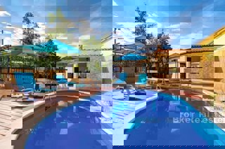 Casa indipendente con piscina in zona tranquilla