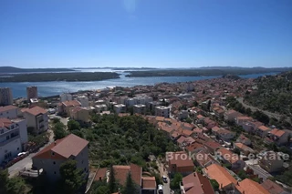 Interessante terreno edificabile con vista sulla baia