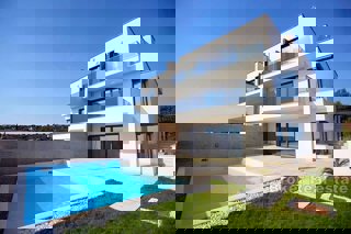 Villa moderna con piscina e vista mare