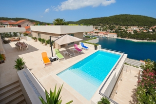 Villa moderna con piscina e vista mare