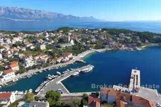 Una magica casa in pietra con piscina e vista sul mare