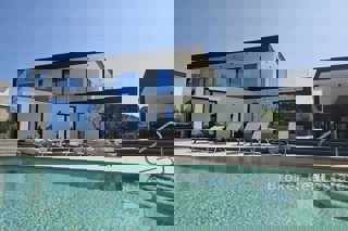 Villa di lusso in posizione tranquilla immersa nel verde