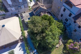 Casa in pietra nel centro storico, per una completa ristrutturazione