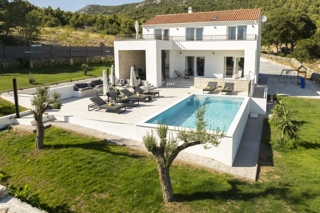 Villa moderna con piscina