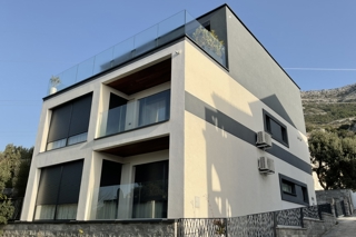 Villa moderna con vista mare