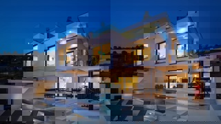 Bellissima villa bifamiliare con piscina e vista mare