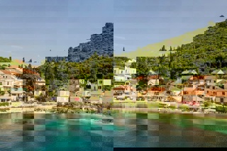 Casa in pietra prima fila al mare con terreno edificabile