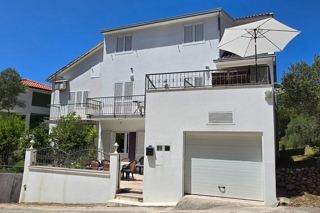 Casa familiare con appartamenti vicino al mare