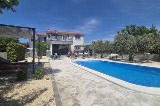 Casa con quattro camere da letto e piscina