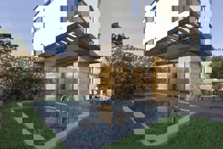 Appartamento duplex con giardino e piscina