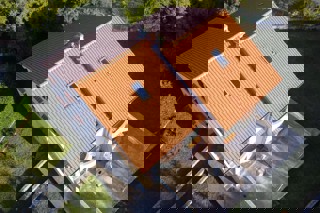 Casa con quattro appartamenti e una mansarda in posizione tranquilla