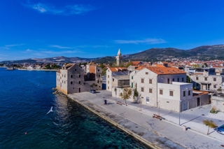 Residenza storica in pietra in prima fila sul mare