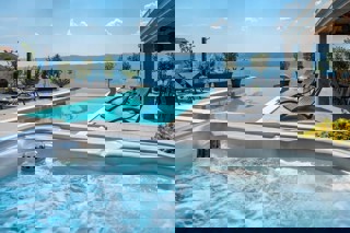 Villa con piscina e vista mare