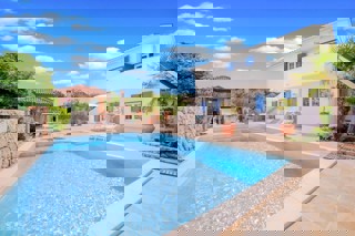 Casa con piscina e giardino vicino al mare