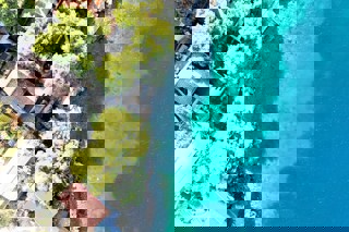 Proprietà unica in prima fila sul mare