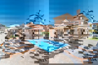 Villa moderna con piscina in zona tranquilla