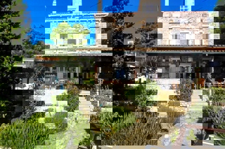 Casa in pietra ristrutturata vicino al mare, in vendita