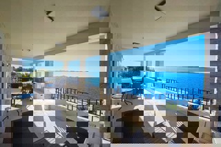 Villa mediterranea in prima fila sul mare