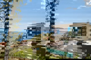 Moderna villa di lusso con piscina e vista mare