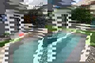 Appartamento al piano terra con piscina privata, cortile e disposizione funzionale