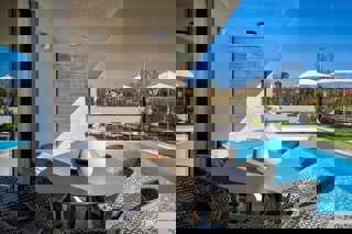 Villa su un unico piano con piscina e vista mare aperta