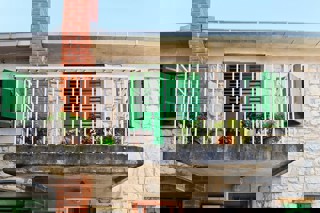 Casa in pietra ristrutturata con cortile, parcheggio e dependance