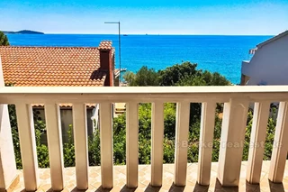 Casa su due piani, con vista sul mare