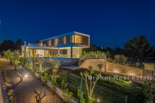 Villa con piscina e vista mare